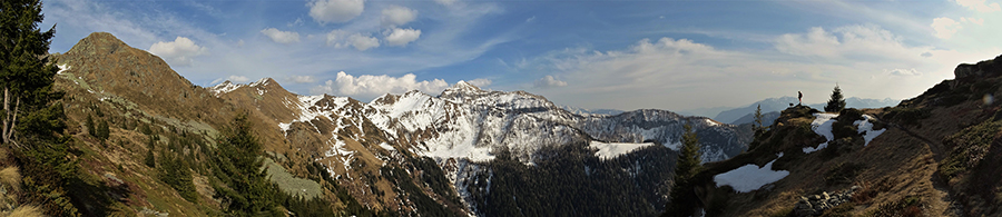 Sul cocuzzolo della montagna con ampia vista sulla vallata ed i suoi monti